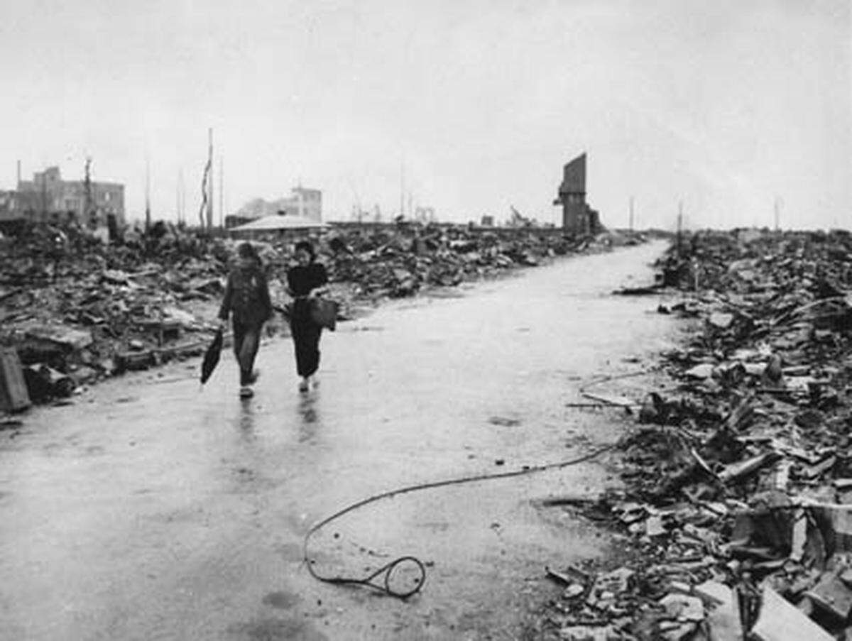 Mit dem B29-Bomber „Enola Gay“ wurde die Bombe zu ihrem Ziel geflogen. Um 8 Uhr morgens wurde "Little Boy" über Hiroshima abgeworfen, das damals rund 250.000 Einwohner zählte. 70.000 bis 80.000 Menschen wurden sofort getötet. Bis Ende 1945 starben je nach Schätzung bis zu 100.000 Menschen an den Auswirkungen der radioaktiven Strahlungen.