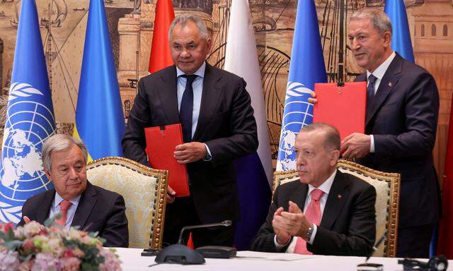 Deal in Istanbul: UN-Generalsekretär Guterres, Präsident Erdoğan und die Verteidigungsminister Russlands und der Türkei.