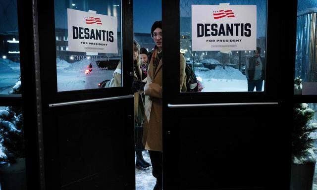 Nur wenige Wähler trotzten dem eisigen Wetter, um Ron DeSantis am Freitagmorgen in der Vorstadt Ankeny zu treffen. Journalisten, wie im Bild, überwogen.