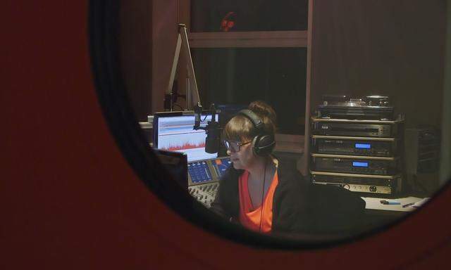 Durchs Guckloch ins Radiostudio. „Gehört, gesehen“ porträtiert den Radiosender Ö1.