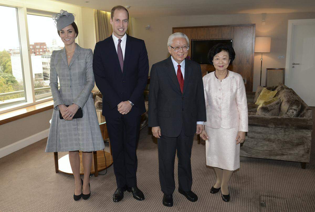 Zusammen mit ihrem Mann Prinz William begrüßte sie am Dienstag den Präsidenten von Singapur Tony Tan Keng Yam und dessen Frau Mary Chee im Londoner Royal Garden Hotel.