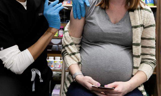 Geimpfte Schwangere sind bereits seit 1. Juli von einer Sonderfreistellung ausgenommen. Dies kann die Gewerkschaft vida nicht nachvollziehen: Die Impfung schütze schließlich nicht gänzlich vor einer Infektion.