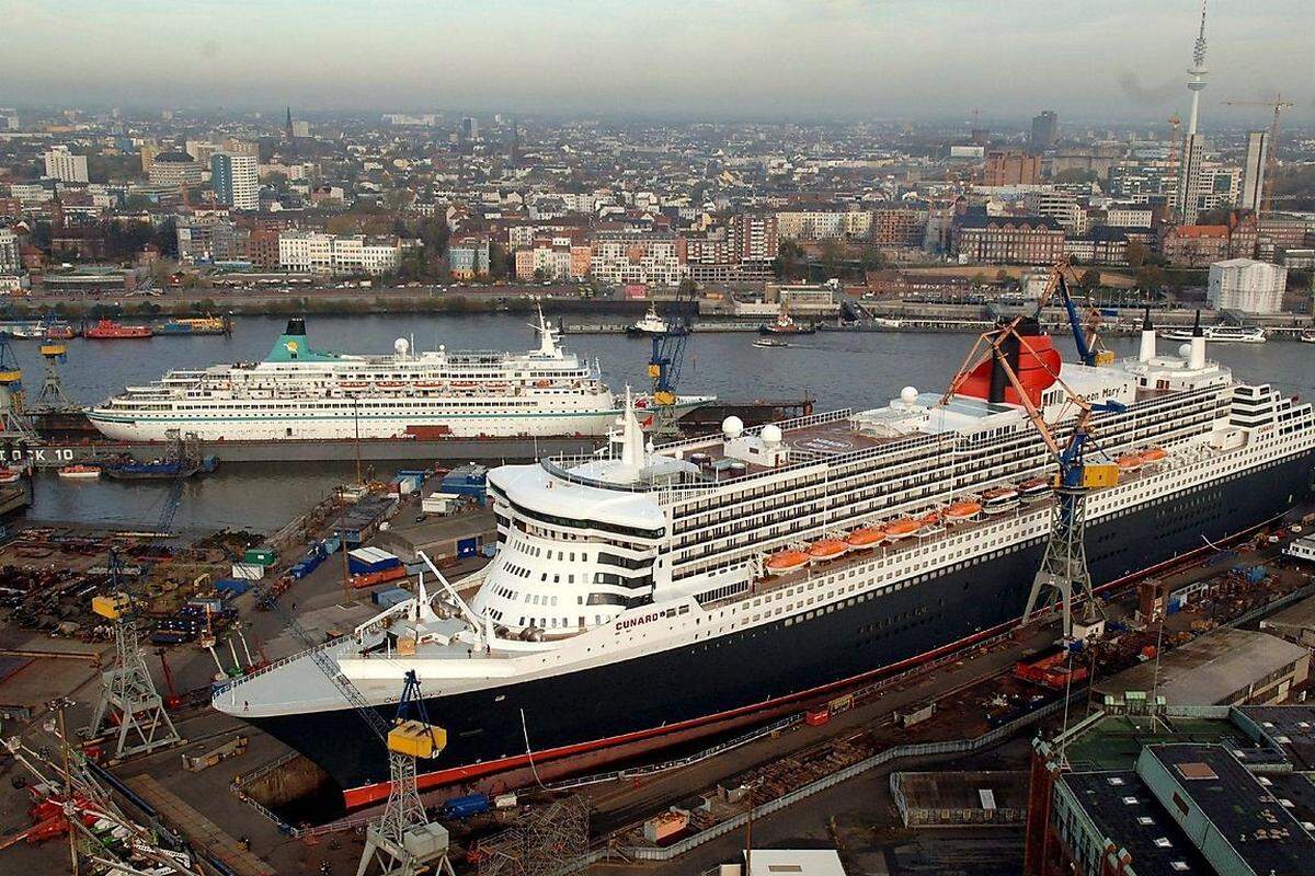 Mit der 2004 in Dienst gestellten Queen Mary 2 ließ die britische Cunard Line das Linienschiff wiederauferstehen. Die QM2 fährt nämlich temporär die Nordatlantikroute zwischen New York und Southhamptorn. Berühmt wurde sie unter anderem durch ihre klassische Bauweise und Färbelung, die sich deutlich von herkömmlichen mordernen Kreuzfahrtschiffen unterscheidet (obwohl sie selbst auch immer wieder für Kreuzfahrten genutzt wird).