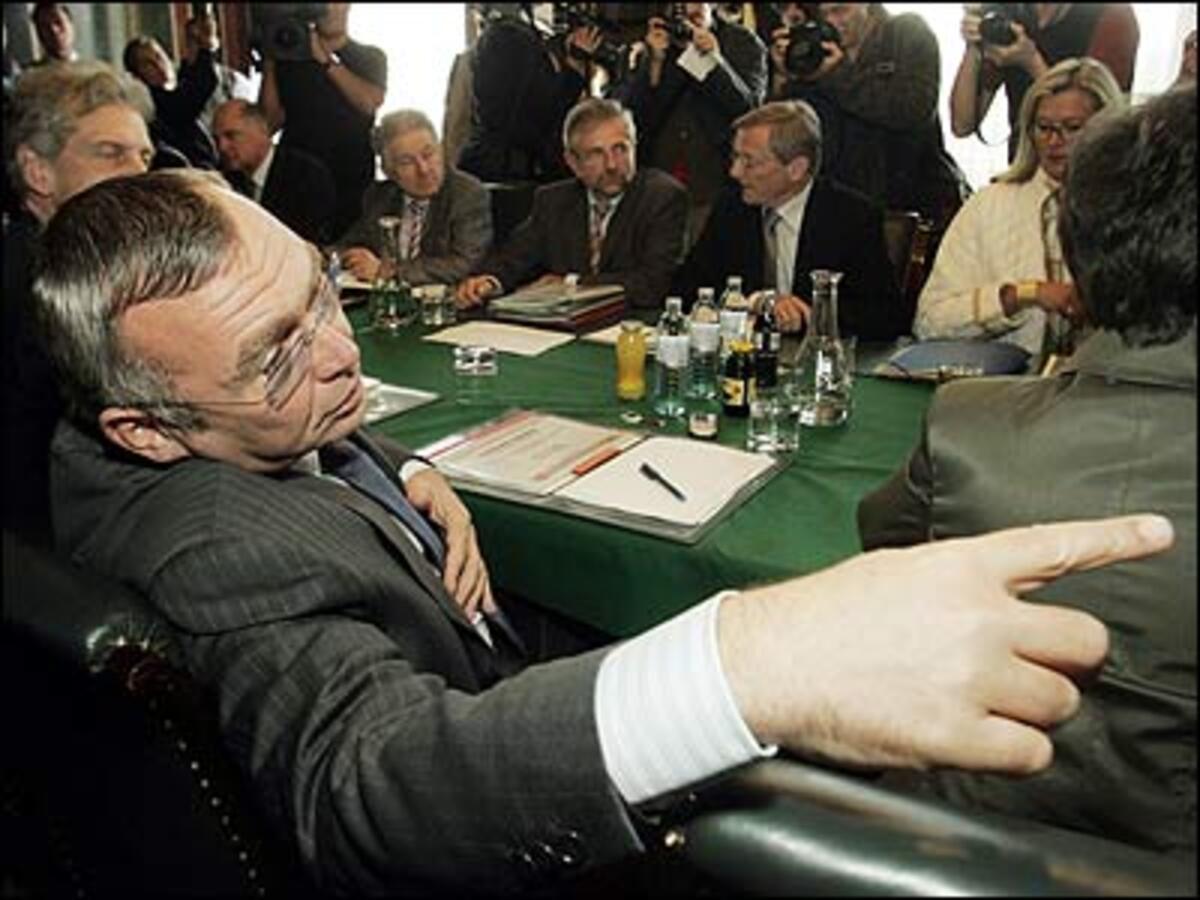 In der dritten Runde der Koalitionsgespräche wird der "Kassasturz" angenommen. Schüssel moniert, dass endlich auch "sensible Themen" angesprochen werden.