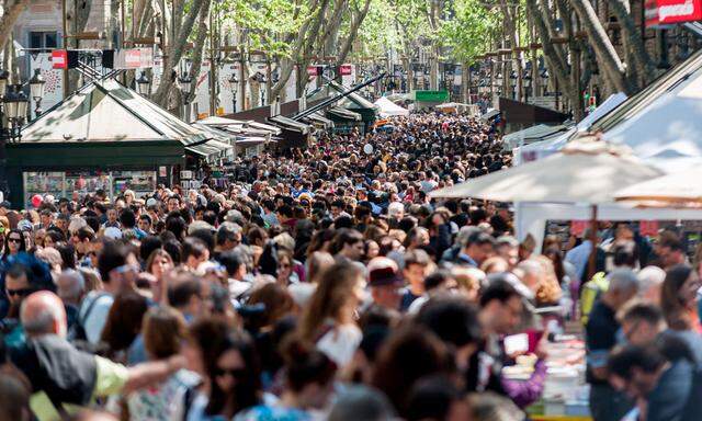 Die Flaniermeile La Rambla in Barcelona ist zu einer reinen  Touristenmeile geworden, die von Einheimischen mittlerweile  gemieden wird.