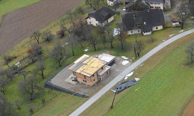 Eine Luftaufnahme des vom Föhnsturm betroffenen Gebiets in Ferlach, Kärnten.