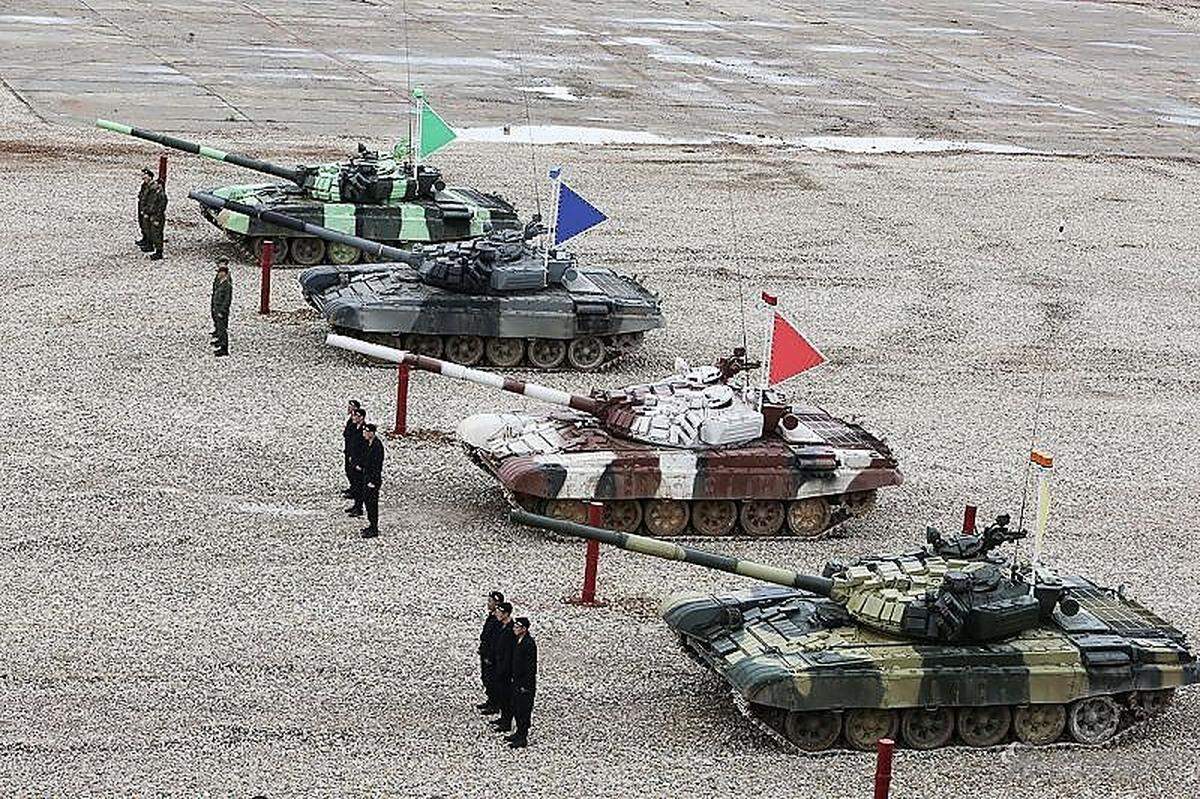 Da man Panzer selten einfach als Gepäck einchecken kann, werden für alle Teilnehmer russische T-72B3 mit 125-mm-Glattrohrkanone und zwei MG bereitgestellt. Nur die Chinesen bringen ihre eigenen Fahrzeuge mit, nämlich Type 96A, im Grunde eine Ableitung des T-72.