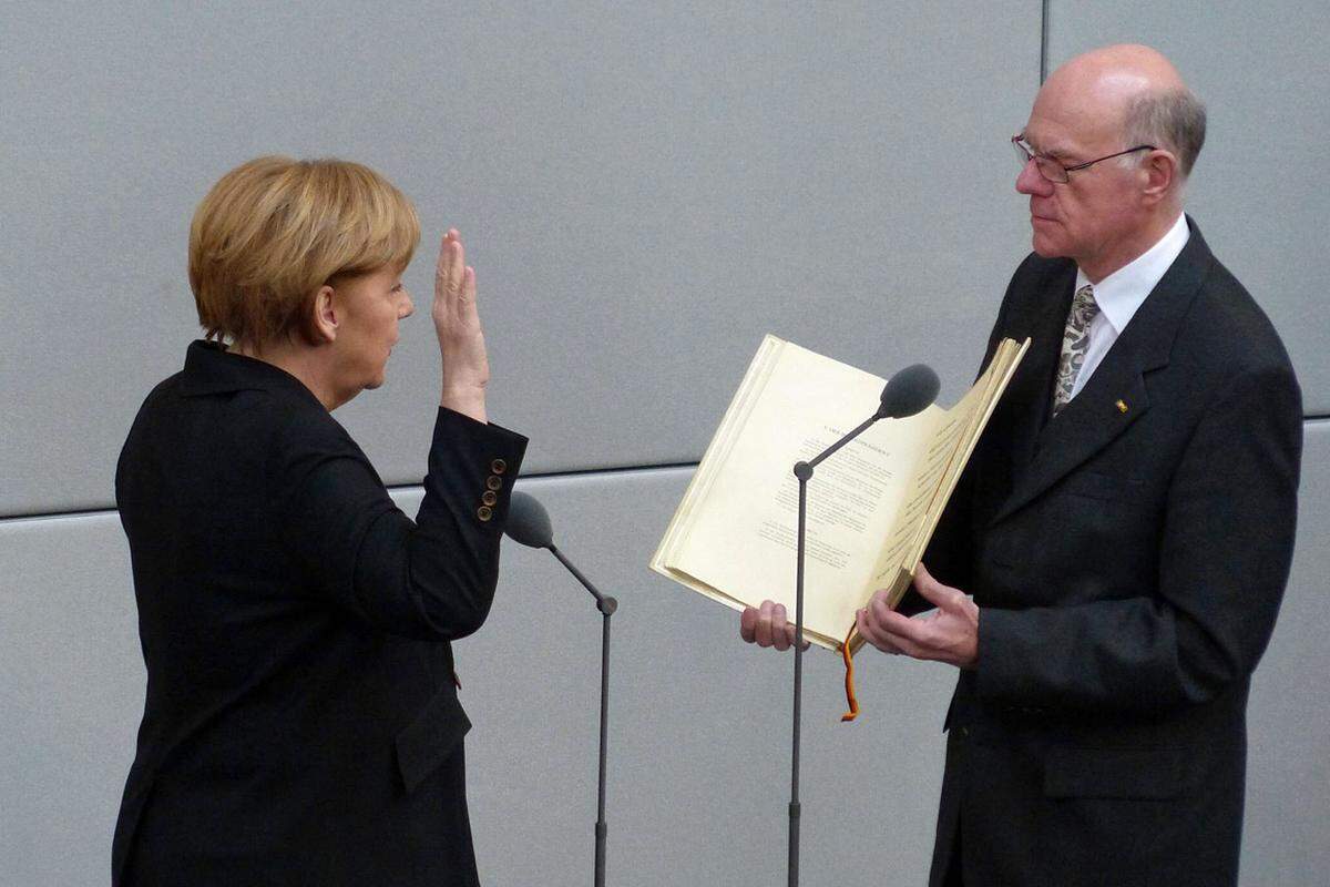  "So wahr mir Gott helfe." Angela Merkels Kabinett in Deutschland ruft gleich kollektiv nach Unterstützung von oben.