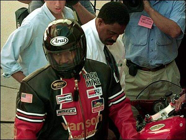 1998 wird Tyson wegen Körperverletzung inhaftiert, nach einigen Monaten aber wieder entlassen.