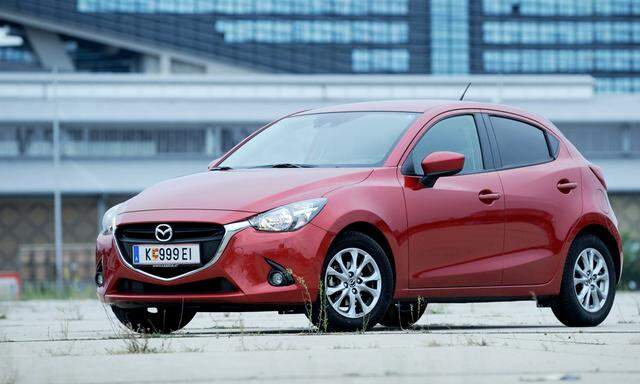 Mazdas neuer Look im Kleinen: Mazda 2 in Seelenrot, wie es heißt.