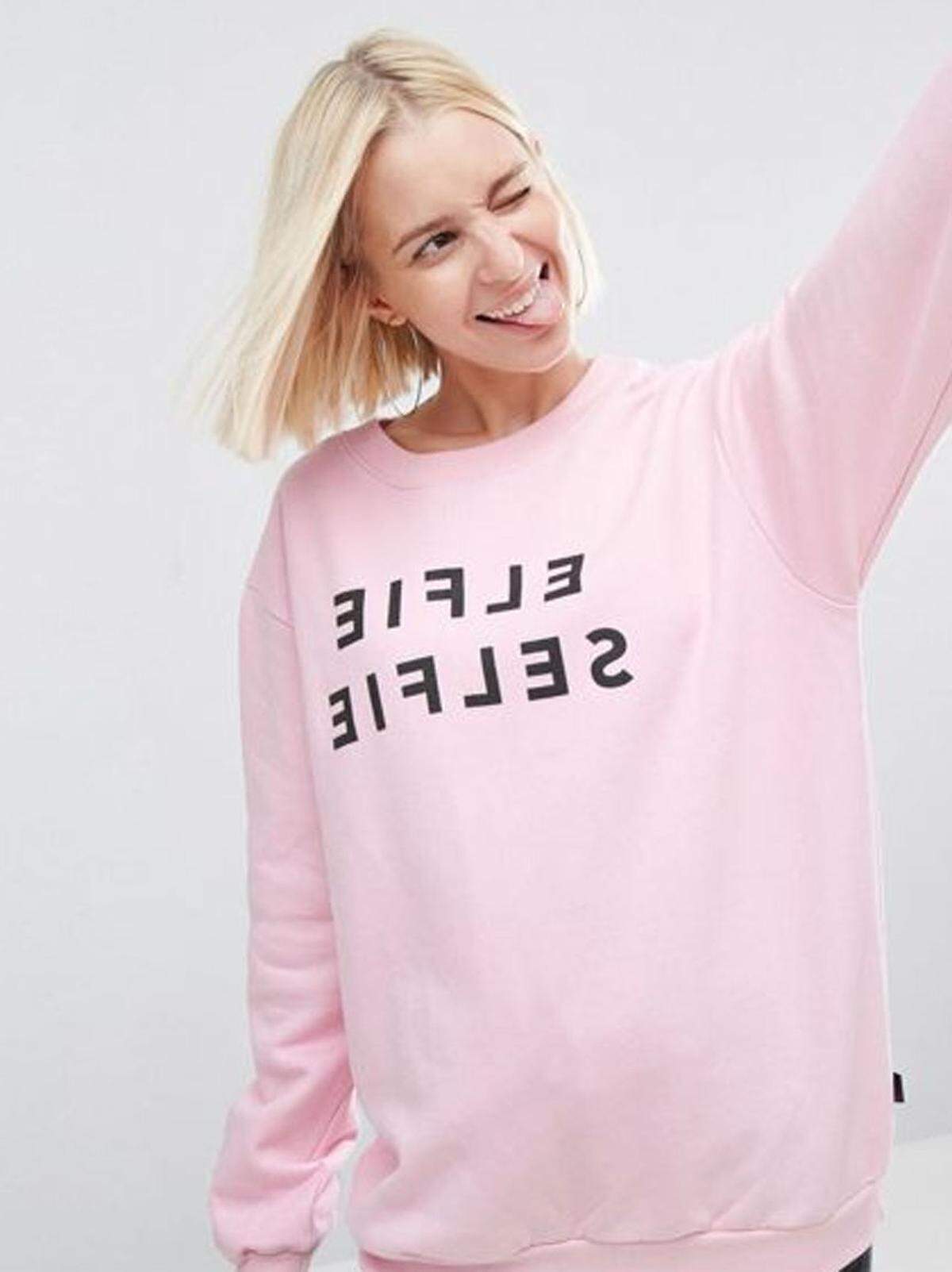"Selfie Elfie" heißt es auf dem Pullover von Asos.