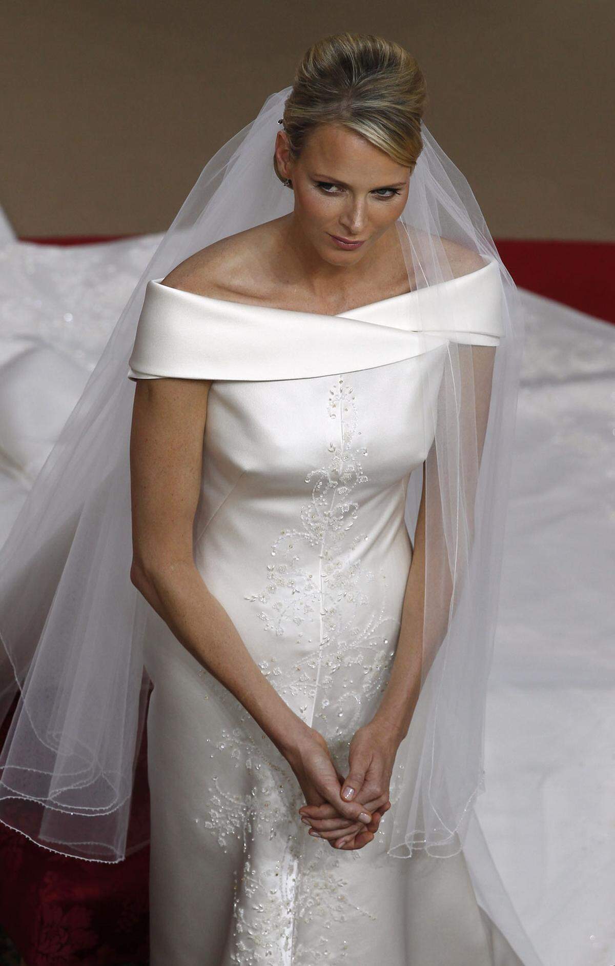 Und das Hochzeitskleid aus dem Jahr 2011. Den letzten Weg als Frau Wittstock vollzog Fürstin Charlene in einem Seidenkleid von Armani Privé. Verfolgt wurde sie von einer zwölf Meter langen Schleppe.