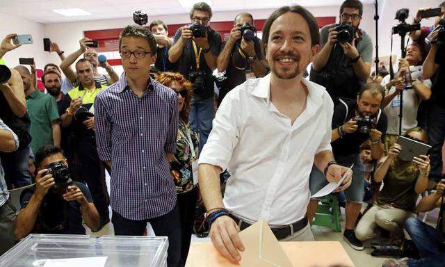 Pablo Iglesias, Vorsitzender von Podemos, bei der Wahl am Sonntag. Die linke Protestpartei setzt den Sozialisten zu.