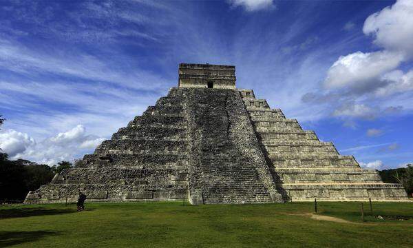 In ihrer Hochblüte von 250 vor bis 900 nach unserer Zeitrechnung beherrschten die Maya weite Teile Mittelamerikas, bauten riesige Städte und demonstrierten hochentwickelte Kenntnisse in Architektur, Astronomie, Medizin und Landwirtschaft. Doch dann schrumpfte die Bevölkerung innerhalb weniger Jahrzehnte dramatisch, bis die Hochkultur der Mayas schließlich ganz verschwand. Aber warum? Neuere Forschungen deuten darauf hin, dass Klimaschwankungen und Dürren einer der Hauptgründe gewesen seien. Und dass die Maya daran zum Teil selbst schuld gewesen sein könnten: Computersimulationen des NASA-Forschers Benjamin Cook ergaben, dass starke Rodungen die Dürren verstärkten.