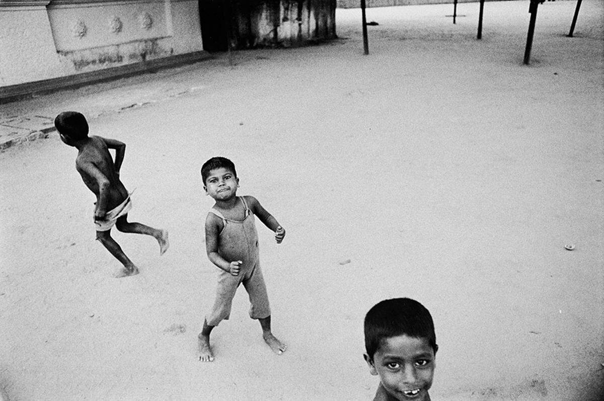 Er fotografierte Kinder, Buben. "Ich wollte meine eigene Kindheit wiederzufinden", erklärte der 63-jährige bei der Presseführung. Roger Ballen: "Letting go", Ceylon, 1976 aus der Serie "Boyhood" (c) Roger Ballen