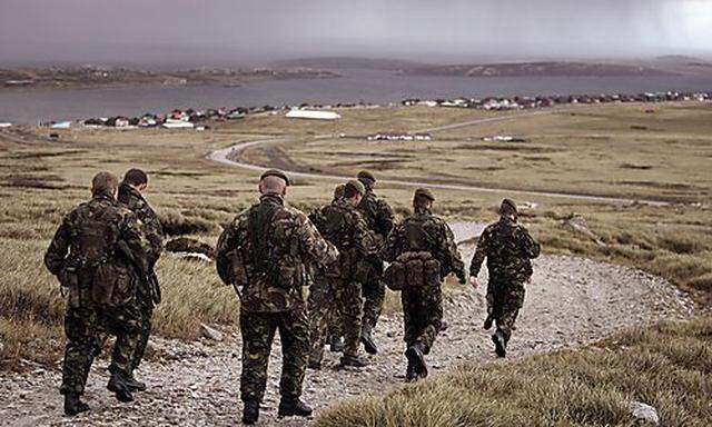 Britische Soldaten nahe Port Stanley, Hauptort der Falklandinseln
