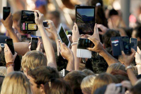 Anno 2015 ist es der Menschheit größtes Verlangen immer und überall erreichbar zu sein. Und immer und überall im Internet kundzutun, was man selbst gerade macht. Die moderne Smartphone-Technologie lässt das auch zu. Doch viele wissen nicht, wie viel Datenvolumen bei einem Facebook-Update oder einer WhatsApp-Nachricht eigentlich verbraucht wird. "Die Presse" hat Richtwerte für einen Smartphone-User im Jahr 2015 recherchiert. 