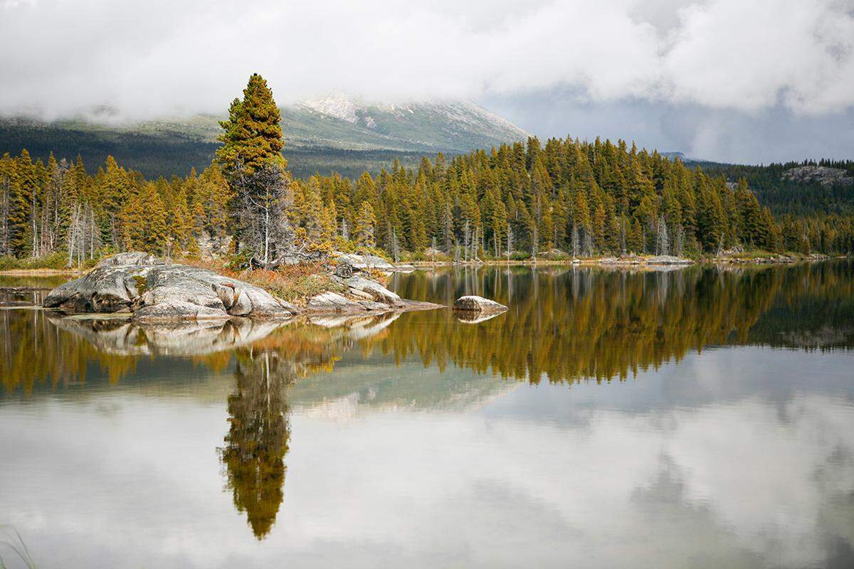 Der Chilkoot Pass in Kanada lag auf einer Tlingit-Handelsroute, ist aber eher als Durchgang zu den Goldminen des Yukon bekannt. Der 53 Kilometer lange Weg führt durch ein sagenumwobenes Gebiet.