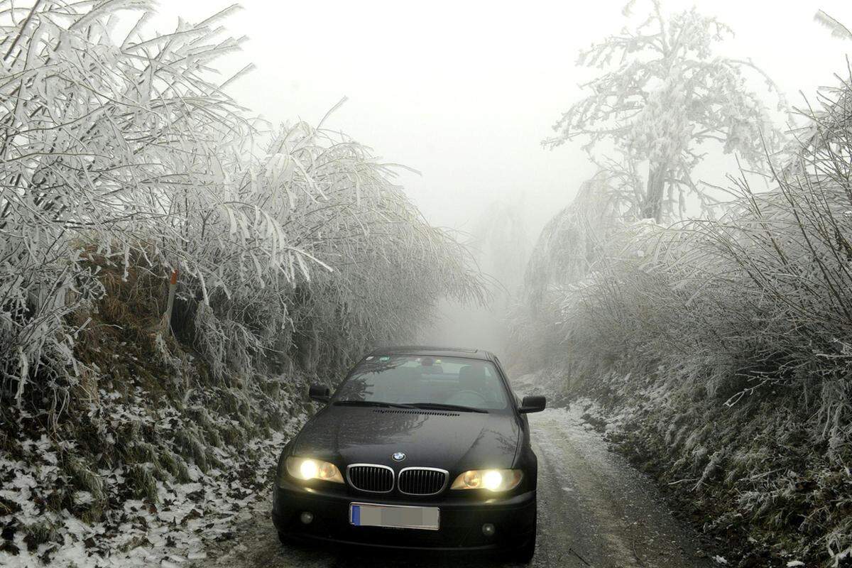 Ein Auto auf einer vereisten Straße am Mittwoch bei Ottenschlag im Waldviertel.