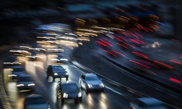 Langanhaltende seelische Belastung hingegen schwächt die Abwehrkräfte. Bei dauerhaftem Stress schüttet der Körper verstärkt das Stresshormon Cortisol aus, welches das Immunsystem blockiert.