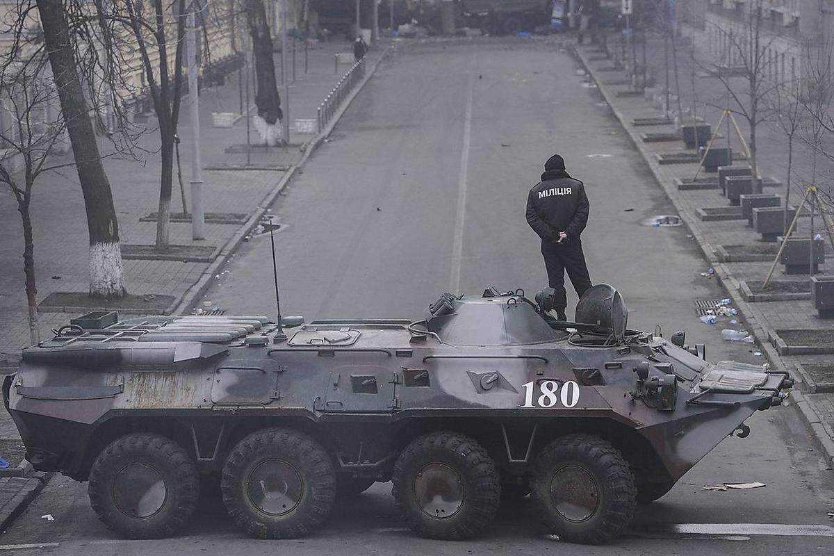 Kein Ausweg mehr. Ein Panzer des Innenministeriums blockiert eine Straße im Zentrum Kiews.