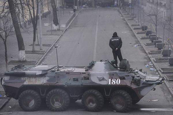 Kein Ausweg mehr. Ein Panzer des Innenministeriums blockiert eine Straße im Zentrum Kiews.