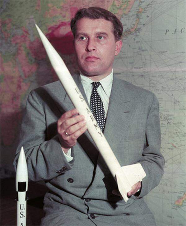 Der Erfolg der Sowjets stellte den Überlegenheitsanspruch der Amerikaner stark in Frage. Als Reaktion wurde die National Aeronautics and Space Administration (NASA) am 29. Juli 1958 gegründet. Mit Wernher von Braun (vollständiger Name: Wernher Magnus Maximilian Freiherr von Braun) holten sich die USA einen der führenden Raketentechniker der Deutschen aus dem zweiten Weltkrieg mit an Bord. Seine Person galt wegen seiner Tätigkeit für das Dritte Reich und die Beteiligung an der Entwicklung der V2-Rakete als umstritten.