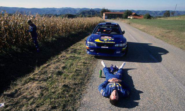 Kunst- und Pinkelpause: Der unvergleichliche Colin McRae (1968-2007) entspannt sich auf der Rallye Sanremo 1998, drei Jahre nach seinem WM-Titel, den er mit dem blauen Subaru Impreza WRC holte.
