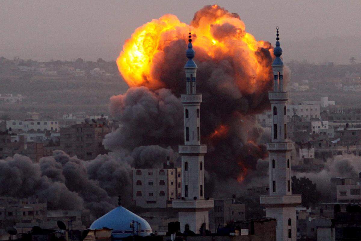 17. November, Gaza City, Palästina. Ein israelischer Luftschlag trifft das hamas-regierte Gebiet, nach einer neuen Eskalation hat Israels Armee 75.000 Reservisten in Bereitschaft versetzt.