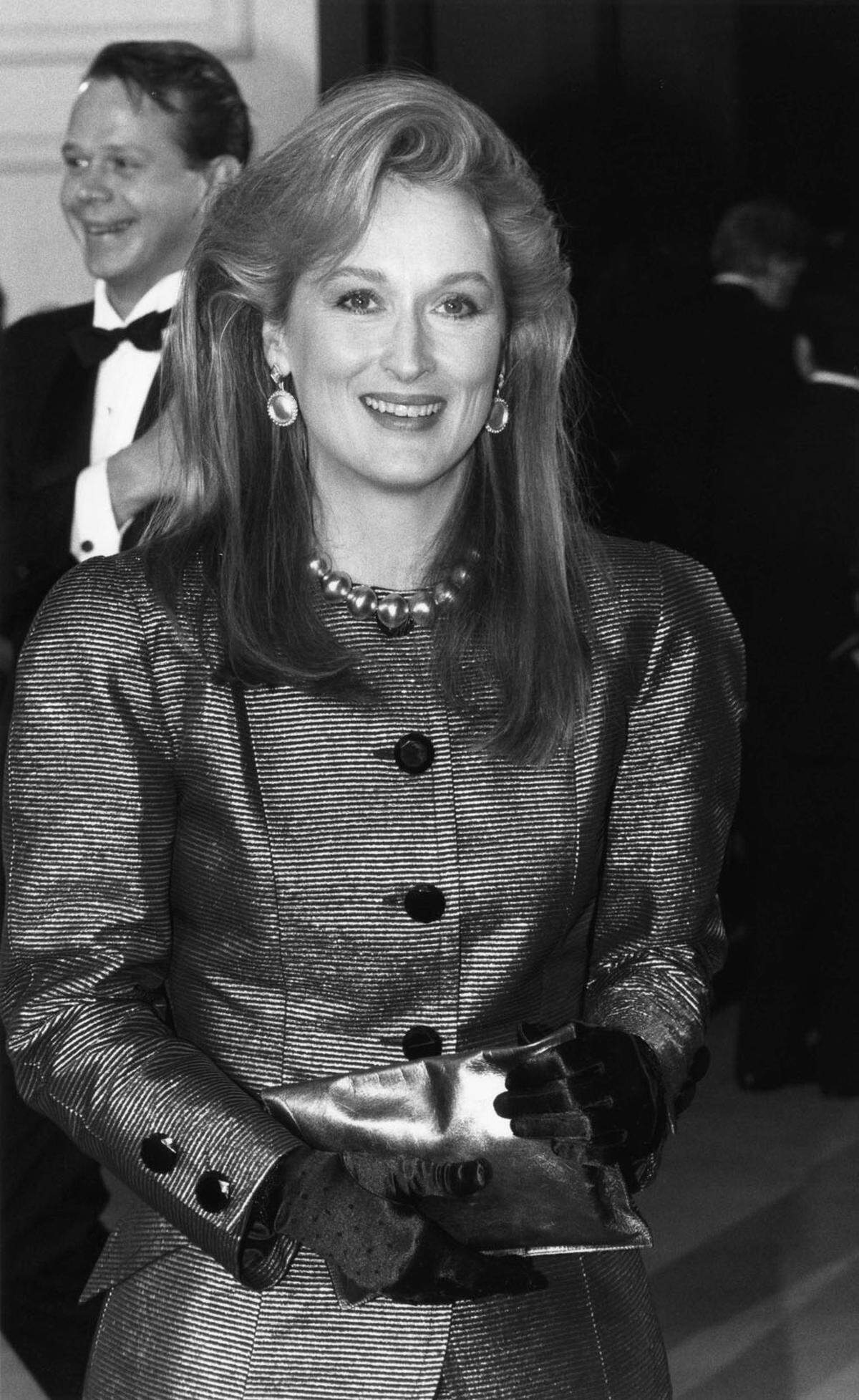 Wenn es Auszeichnungen zu vergeben gibt, zeigt eine immer auf: Meryl Streep (hier 1989), die wahrscheinlich erfolgreichste Schauspielerin der Gegenwart. Mit Spannung darf man ihren Auftritt bei der Gala 2018 erwarten. Zuletzt kam sie in die Schusslinie rechter Kreise. In einer Posterkampagne in Los Angeles wurde der Schauspielerin vorgeworfen, dass ihr Weinsteins Übergriffe bekannt gewesen sein. Was sie dementiert.
