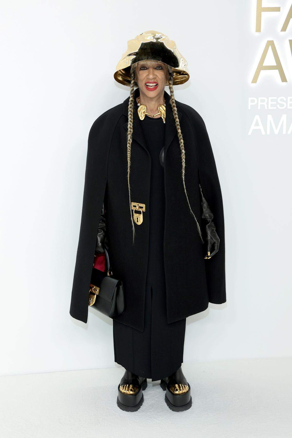 Modejournalistin und Stylistin Patti Wilson trug einen Look von Schiaparelli, samt Hingucker-Hut.