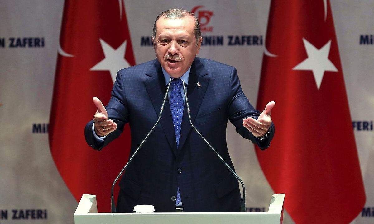 Westliche Staaten kritisieren das harte Vorgehen der Regierung als unverhältnismäßig und mahnen zur Wahrung der Rechtsstaatlichkeit. Die Oppositionsparteien HDP und CHP werfen Erdogan vor, die Notstandsdekrete zu missbrauchen, um alle Gegner auszuschalten. Sie fordern die Aufhebung des Ausnahmezustands und die Freilassung aller inhaftierten Journalisten und Abgeordneten. Zwar hat Erdogan ein Ende des Ausnahmezustands in der "nahen Zukunft" in Aussicht gestellt, doch will er das Vorgehen gegen die Gülen-Bewegung fortsetzen, bis auch die letzten Anhänger aus dem Staatsdienst entfernt wurden.