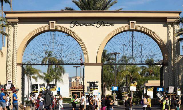 SAG-AFTRA members walk the picket line during their ongoing strike outside Paramount Pictures Studios, in Los Angeles, California, U.S. November 3, 2023. REUTERS/Mario Anzuoni