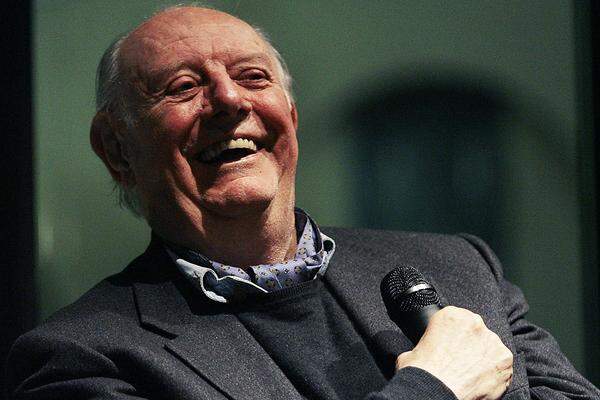 Dario Fo (1926 - 2016) - Italien Der Italiener war Schauspieler, Regisseur, Komponist, Bühnenbildner und natürlich Theaterautor. Er wurde "für sein volkstümlich-politisches Agitationstheater" ausgezeichnet.