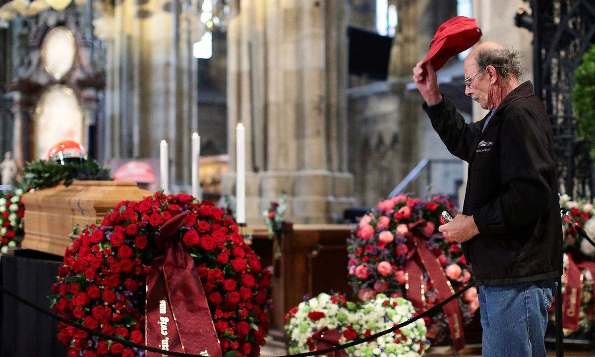 Einige Trauergäste hatten eigens eine rote Kappe aufgesetzt und erinnerten damit an die berühmte Kopfbedeckung des Verstorbenen.