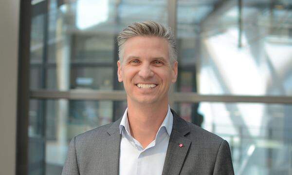 Michael Böhm ist neuer Head of Sales bei T-Systems Austria und Mitglied der Geschäftsführung. In dieser Position verantwortet er den gesamten „Go to Market“-Bereich für das Produktportfolio. Der 44-jährige Wiener ist seit 2002 bei T-Systems Austria tätig und hatte zuletzt die Position des Head of Sales Corporate Accounts und Automotive inne.