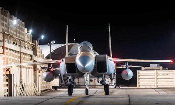 Ein F-15 Eagle der israelischen Luftwaffe ist am 14. April auf einem Luftwaffenstützpunkt zu sehen.