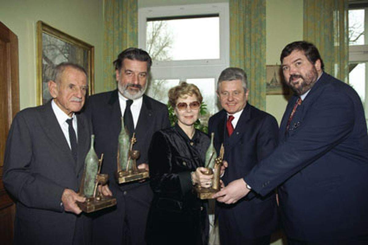 Heute lebt sie mit dem Wiener Regisseur und Autor Gerhard Tötschinger zusammen.Verleihung des "NÖ Tourismuspreis 1998" am 26.November 1998 im Gasthof Jamek in der Wachau. (v.l.n.r) Josef Jamek, Gerhard Tötschinger, Christiane Hörbiger, LR Ernest Gabmann und Klaus Merkl.
