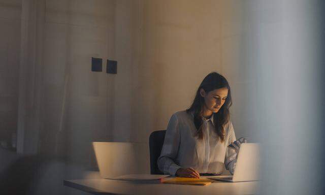 Young businesswoman working late at desk in office model released Symbolfoto property released PUBLI