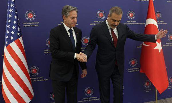 Blinken und Fidan beim Handshake in Ankara am Montag. Ein gemeinsames Statement oder Pressekonferenz gab es nicht.