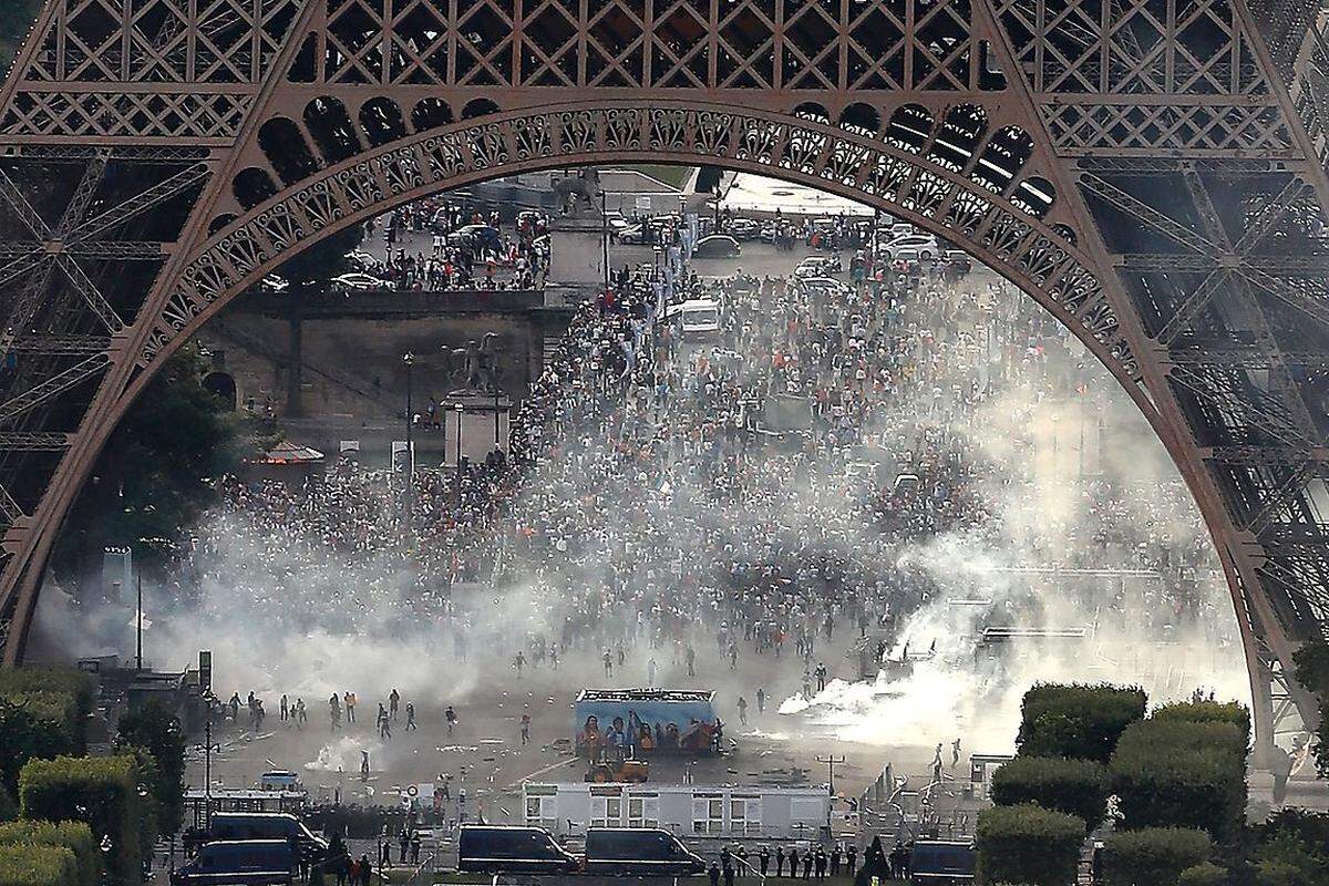 Gekämpft wurde nicht nur auf dem Platz. Bei der großen Fanmeile am Eiffelturm kam es zu Zusammenstößen zwischen Fans und der Polizei. Die Sicherheitskräfte setzten Tränengas ein.