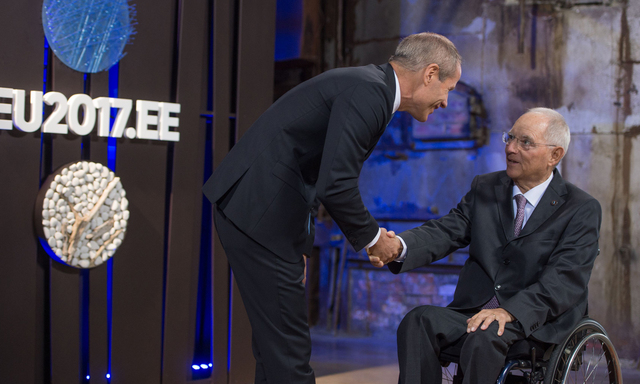 Auch der mächtige deutsche Finanzminister, Wolfgang Schäuble (r., hier bei der Begrüßung durch seinen estnischen Amtskollegen, Toomas Tõniste), will, dass Internetkonzerne künftig mehr Steuern zahlen. Wie, das ist noch offen.