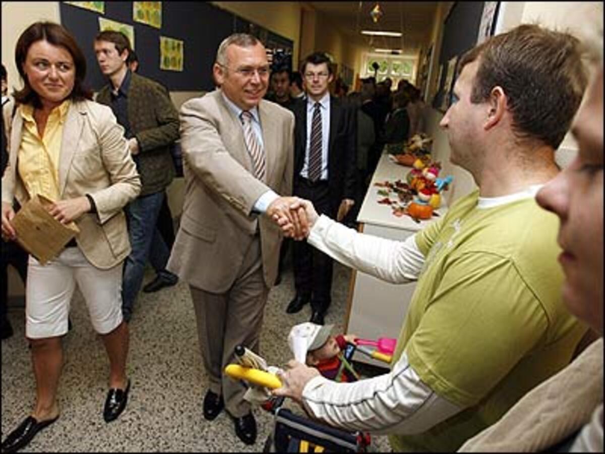 Gut gelaunt hatte sich SP-Chef Alfred Gusenbauer am Vormittag mit seiner Lebensgefährtin Eva Steiner bei der Stimmabgabe in seinem Heimatort Ybbs präsentiert.