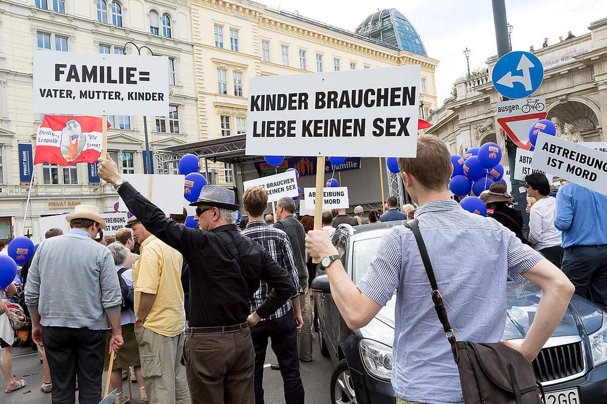 Als Gegenveranstaltung zur Regenbogenparade fand ein "Marsch für die Familie" statt. Die Teilnehmer trafen sich am Albertinaplatz.