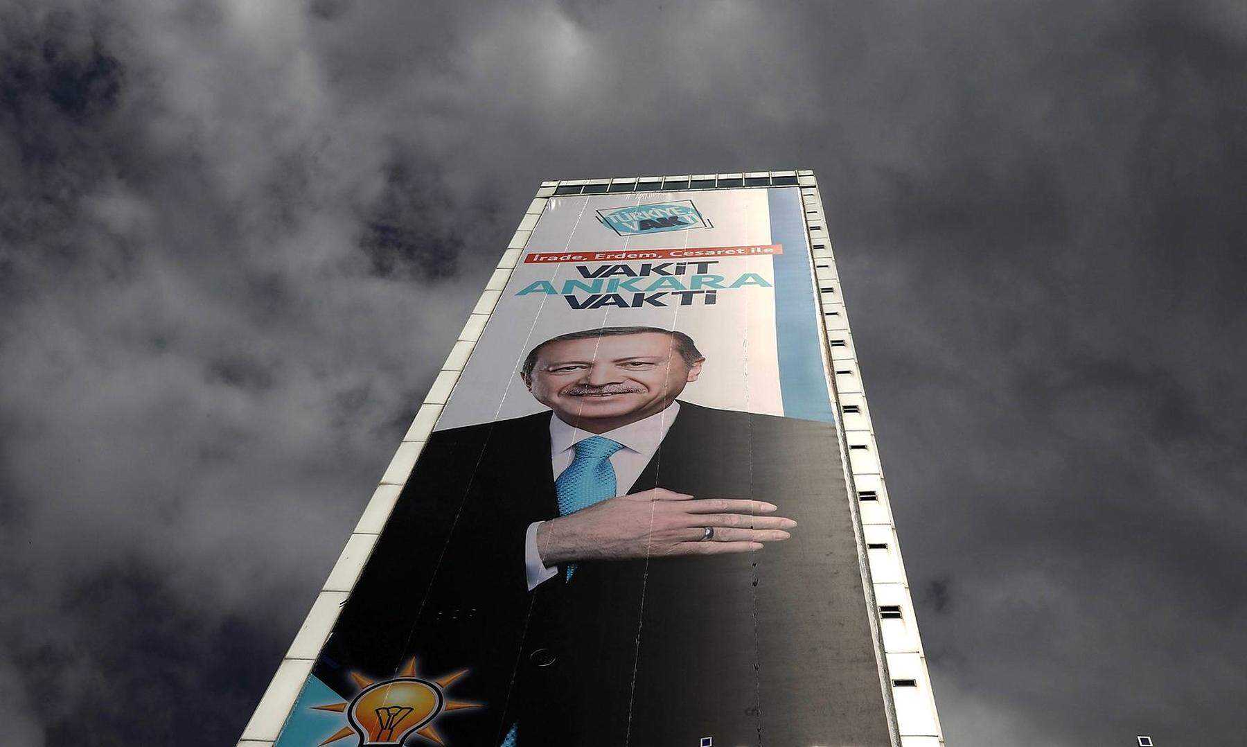 TOPSHOT-TURKEY-VOTE