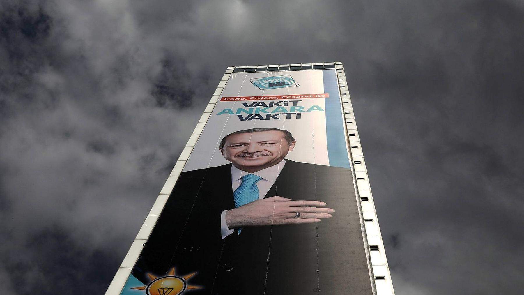 TOPSHOT-TURKEY-VOTE