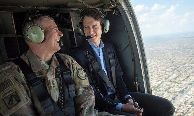 Jared Kushner, Schwiegersohn und Berater des US-Präsidenten, bei einem Helikopterflug über der irakischen Hauptstadt Bagdad. 