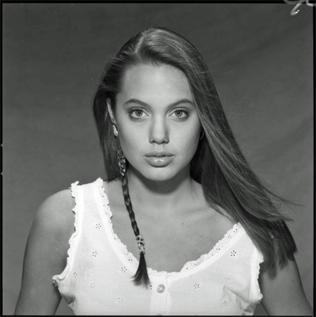 Neben den Teenager-Fotos von Angelina Jolie kamen auch Bilder von Stars wie Raquel Welch, Halle Berry, Richard Burton, Arnold Schwarzenegger, Sophia Loren u.v.m. unter den Hammer.