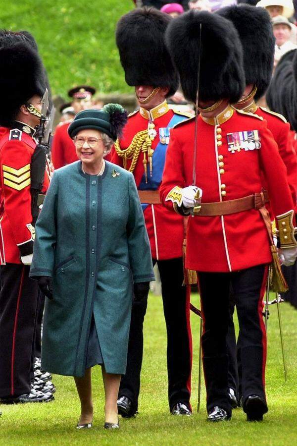 Die berühmten Scots Guards, die Leibwächter der Queen, waren im Jahr 2007 in einen Skandal verwickelt. Damals tauchte ein Video auf, das die Mitglieder der F-Kompanie bei unsittlichem Verhalten zeigte. Im Rausch - Alkohol ist in den Kasernen eigentlich verboten - simulierten sie sexuelle Handlungen und sprangen "unten ohne" vor der Kamera herum. Die Bärenfellmützen haben sie aufbehalten.