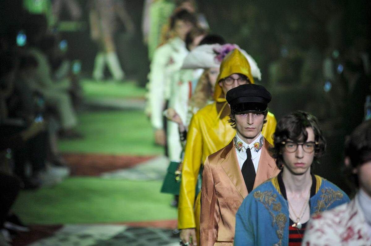 Das italienische Modehaus Gucci stellte kürzlich seine Menswear-Kollektion 2017 neben vielen anderen hochkarätigen Marken in Mailand vor. Gucci-Kreativchef Alessandro Michele wollte mit den Entwürfen die Themenblöcke "Weltoffenheit und Möglichkeiten" bedienen, heißt es.